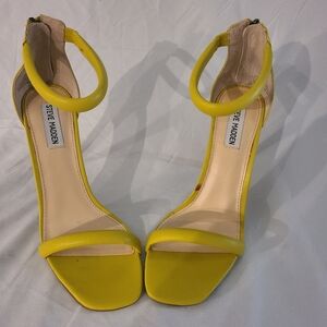 Yellow Steve Madden heels 💕